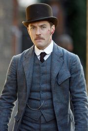 Ως Dr. John Watson, στις ταινίες Sherlock Holmes. Απόλυτα κλασικό σύνολο, αυστηρό με τη... βρετανική έννοια του όρου. Γιλέκο, ρολόι τσέπης, καπέλο, μπαστούνι. 