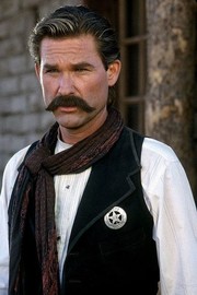 Το καουμπόικο του Kurt Russell στο Tombstone. Είναι must για όσους γουστάρουν το γιλέκο με το πουκάμισο. 