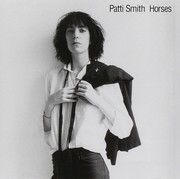 Horses (Patti Smith, 1975). Πολλοί λένε πως η φωτογραφία αυτή, τραβηγμένη από το φίλο της Robert Mattlethorpe, είχε την τιμή να συνοδεύσει ένα από τα καλύτερα ντεμπουταρίσματα όλων των εποχών. Εσύ;