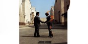 Wish You Were Here (Pink Floyd, 1975). Δύο επιχειρηματίες επισφραγίζουν μια συμφωνία με χειραψία και ο ένας από αυτούς καίγεται. Κυριολεκτικά και μεταφορικά. 