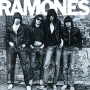 Ramones (Ramones, 1976). ΤΟ λόγκο, ΤΑ ρούχα, ΤΟ στυλ, ΤΟ όνομα. Τα υπόλοιπα αποτελούν ιστορία. 