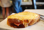 CROQUE MONSIEUR, ΓΑΛΛΙΑ: Τυρί και και τηγανητό ζαμπόν χοιρινής ωμοπλάτης. 
