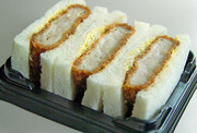 KATSU-SANDO, ΙΑΠΩΝΙΑ: Παναρισμένο χοιρινό και λάχανο σε λευκό ψωμί.