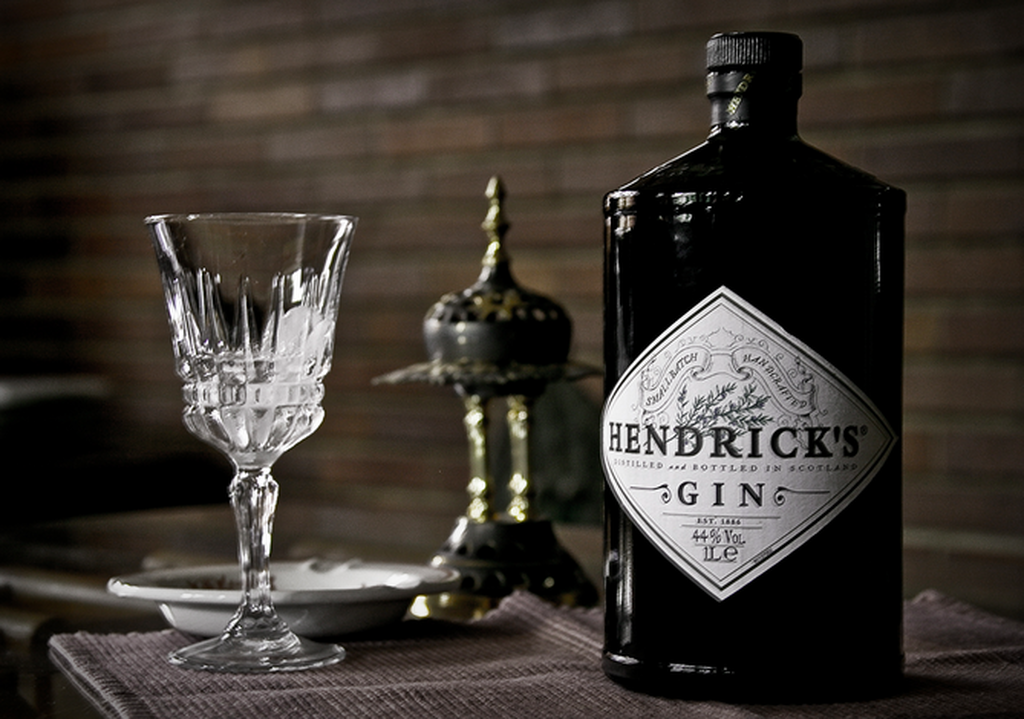 HENDRICK’S: Το πιο μοδάτο από τα premium gin. Ευκολόπιοτο και με διακριτικά πωρωτικό άρωμα από κεδρόσπορο. Ταιριάζει τόσο με το κομμένο αγγουράκι, όσο ταιριάζει η μπύρα με την πίτσα. Έχει αγαπηθεί φανατικά στην Ελλάδα και αποτελεί απόδειξη πως οι Σκωτσέζοι ξέρουν και από gin εκτός από ουίσκι. 