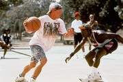 Οι Λευκοί Δε Μπορούν Να Πηδήξουν (1992): Ο Woody Harrelson και ο Wesley Snipes μας έδειχναν τι σημαίνει athleisure style όταν ο Drake πήγαινε ακόμα Πρώτη Δημοτικού.