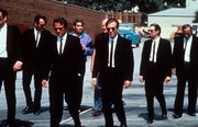 Reservoir Dogs (1992): Xαρισματικοί αντιήρωες με μαύρα κοστούμια και λεπτές γραβάτες στην πιο άρτια στυλιστικά ταινία του Quentin Tarantino.