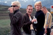 Trainspotting (1996): Θα μπορούσες σήμερα να είσαι ντυμένος -και θα σου λέγαμε και μπράβο αν το έκανες- όπως ο καθένας από αυτή τη φωτογραφία. Αν αυτό δεν είναι δικαίωση για το British 90s style, τότε τι είναι;