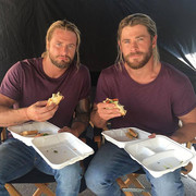 O Chris Hemsworth (Thor) και ο κασκαντέρ Bobby Holland