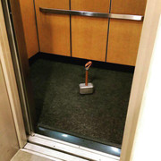 Πέρασε ο Θορ και είδε ότι το ασανσέρ είναι άξιο...
