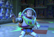 Toy Story: Αφού ο Buzz νομίζει ότι είναι πραγματικός αστροναύτης γιατί ακινητοποιείται μπροστά σε ανθρώπους; 