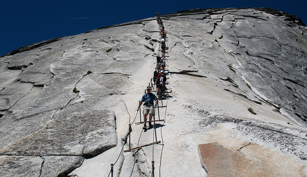 Αυτοί οι τύποι που βολτάρουν στο Yosemite National Park της Καλιφόρνια θέλουν να πραγματοποιήσουν ομαδικλή αυτοκτονία. Δεν εξηγείται αλλιώς.