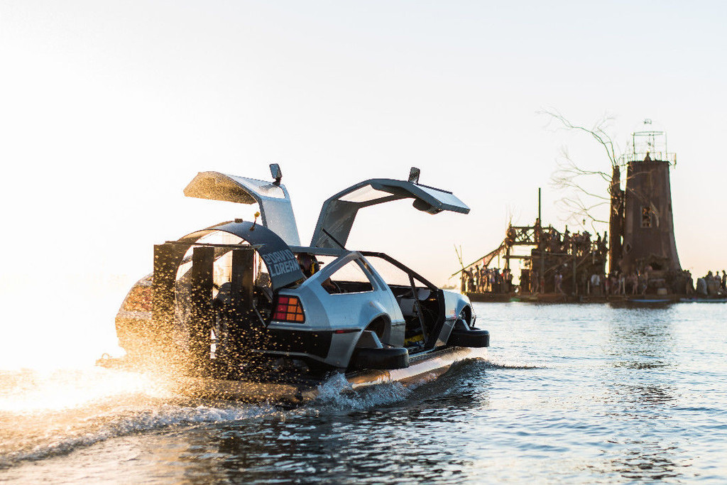 Πώς θα σου φαινόταν το DeLorean σε hovercraft;