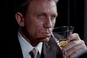 Ο James Bond δικαιούται άνετα μια θέση στους Ανώνυμους Αλκοολικούς;