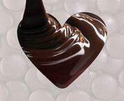 Φίλος της Καρδιάς
Η κατανάλωση μέτριων ποσοτήτων σοκολάτας μπορεί να εμποδίσει τον κίνδυνο διάγνωσης ενός ανθρώπου με  κολπική μαρμαρυγή ( μια συχνή και επικίνδυνη μορφή καρδιακής αρρυθμίας). 
Σύμφωνα λοιπόν με έρευνα του Χάρβαρντ διαπιστώθηκε ότι όσο περισσότερη σοκολάτα τρώει κανείς (έως ένα όριο), τόσο μειώνει την πιθανότητα να διαγνωσθεί με κολπική μαρμαρυγή. 

