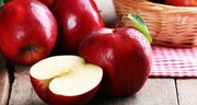Μήλα: Πλούσια σε φυτικές ίνες, οι οποίες δημιουργούν το αίσθημα πληρότητας και κορεσμού. Επίσης, είναι πλούσια σε βιταμίνες A-C, διαιτητικές ίνες, μεταλλικά στοιχεία. Περιέχουν περιέχουν επίσης φυσικά σάκχαρα, τα οποία διατηρούν ένα υγιές επίπεδο σακχάρου στο αίμα.