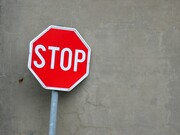 Το STOP θεωρείται από τα σημαντικότερα, αν όχι το σημαντικότερο οδικό σήμα, αλλά ο κύριος λόγος του διαφορετικού σήματος είναι για να γίνεται διακριτό, αντιληπτό και κατανοητό και από αυτούς που έρχονται από αντίθετες κατευθύνσεις!!!
