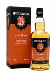 Springbank 10 Years Old

Φαντάσου πως κάποτε το Campeltown, η μικρή αυτή περιοχή απέναντι από τα lowlands της Σκωτίας, ήταν γνωστή για τα 30 αποστακτήρια που υπήρχαν στην περιοχή και θεωρούταν πρωτεύουσα του whisky. Πλέον μπορεί να λειτουργούν μόλις 3, αλλά η περιοχή έχει κερδίσει με το σπαθί της την δική της ξεχωριστή ταυτότητα στον κόσμο του scotch. Άρωμα βανίλιας και κανέλας σε συνδυασμό με ήπια καπνιστή γεύση που φτάνει μέχρι το φρέσκο αχλάδι. Σε κερδίζει από την πρώτη γουλιά.