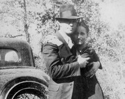 O Clyde Barrow και η Bonnie Parker. Η φωτογραφία είναι 6 μήνες πριν τον θάνατό τους.