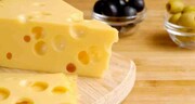 Όταν το τυρί έχει πάρει το σχήμα του και έχει περάσει το πρώτο στάδιο ωρίμανσης, μεταφέρεται σε θαλάμους ωρίμανσης ψηλότερης θερμοκρασίας, όπου αρχίζουν να λειτουργούν εκείνα τα βακτήρια που είναι υπεύθυνα για τις οπές. 