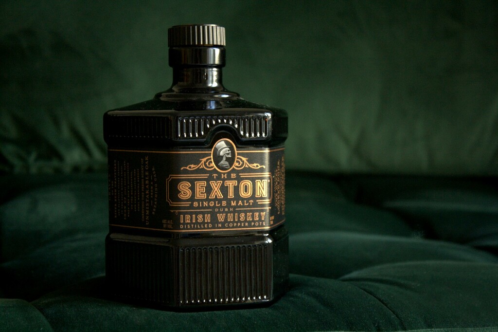 Sexton Single Malt
Αρχοντικό όπως και στην εμφάνισή του. Από 100% ιρλανδικό κριθάρι τριπλής απόσταξης, με spicy ξυλώδης γεύσης και αρώματα από μαύρη σοκολάτα και αμύγδαλα. Μία διακριτική επίγευση μελιού, ολοκληρώνει την γεύση του.

