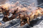 Μην το ρίξεις χωρίς «άρωμα» | Ο κόσμος που λέει πως το αρνί μυρίζει άσχημα, είναι επειδή δεν το έχουν απολαύσει σωστά. Όταν το αγοράσεις, δοκίμασε να χτυπήσεις στο μπλέντερ άνηθο και σκόρδο. Τρίψε με το μείγμα την κοιλιά, τα πλευρά και το σώμα, έτσι ώστε να μειωθεί η μυρωδιά. Στη συνέχεια φύλαξε το μέχρι την ημέρα του ψησίματος.
