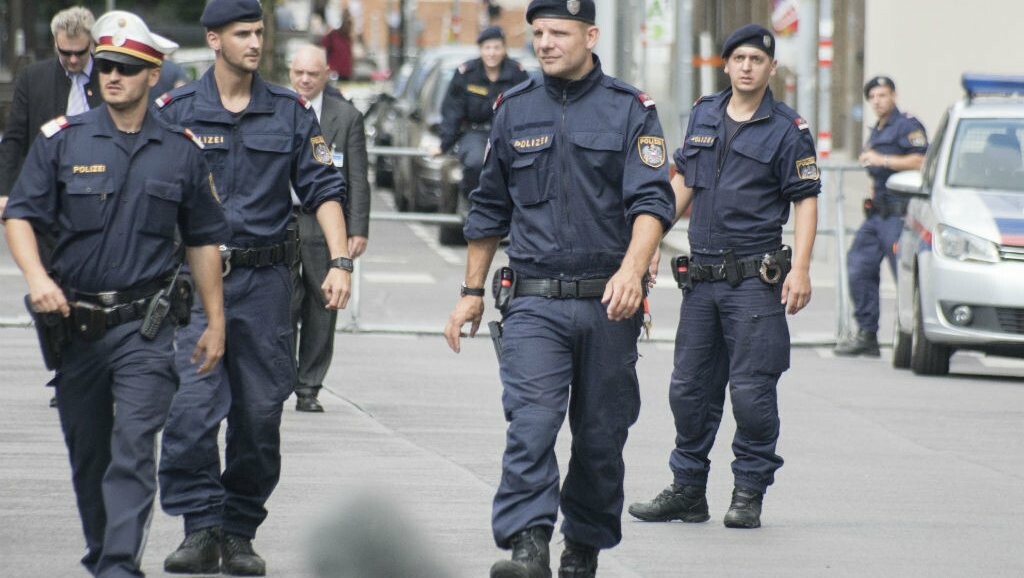 Η αστυνομία της Αυστρίας αναφέρει πως το παράπονο εξελίχθηκε σε βίαιο επεισόδιο.
