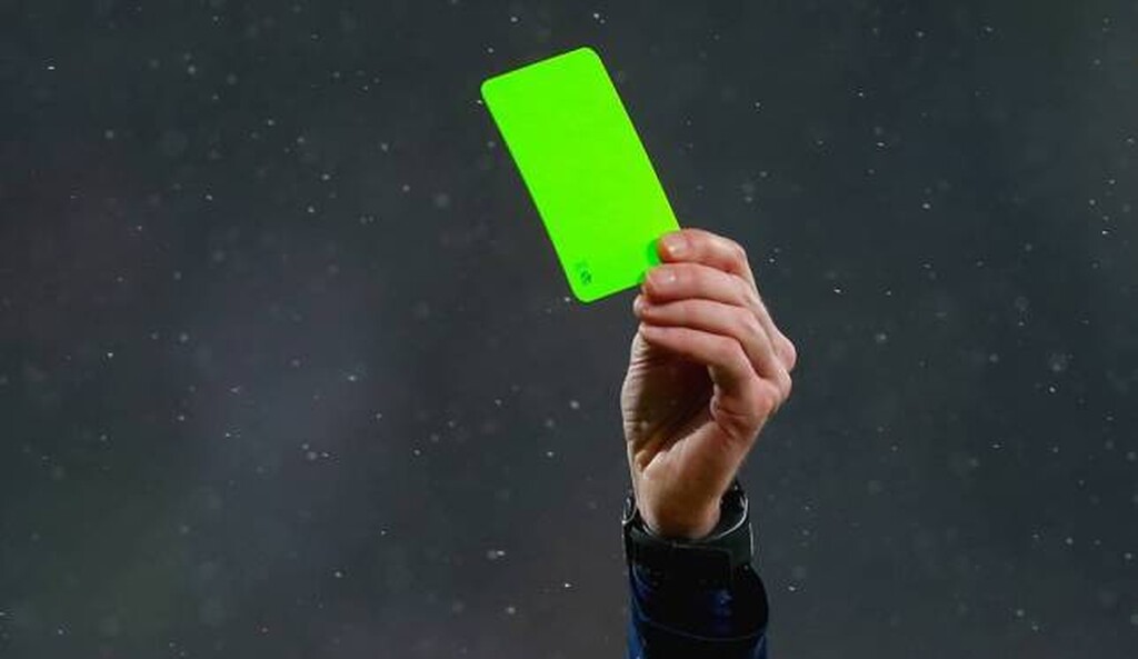Ο πρώτος ποδοσφαιριστής που δέχθηκε πράσινη κάρτα, είναι ο Ιταλός Κριστιάν Γκαλάνο. 