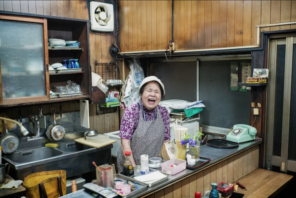 Στα 80 της, αυτή η γυναίκα συνεχίζει να ανοίγει το μπαρ της στο Higashimurayama, στα δυτικά προάστια του Τόκιο. Δεν υπάρχει πλέον φαγητό στο μενού, αλλά τα ποτά εξακολουθούν να ρέουν