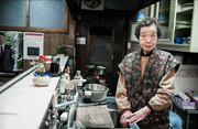 Αυτή η 93χρονη άνοιξε το μπαρ με το σύζυγό της πριν από 60 χρόνια. Τώρα μόνη της, ανοίγει ακόμα το μπαρ τις περισσότερες νύχτες, μένοντας ως αργά.