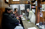 Στο Amikane, Tsukiji, κοντά στην παλιά ψαραγορά, αυτό το μικρό καφενείο ανοίγει μόνο δύο φορές την εβδομάδα και μόνο για δυο ώρες. Αλλά η ιδιοκτήτρια, η οποία είναι σχεδόν 90 ετών, λέει ότι είναι κάτι παραπάνω από αρκετό