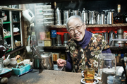 Ένας άλλος ιδιοκτήτης καφέ που πλησιάζει τα 90. Το καφέ της στο Ogikubo ανοίγει τις περισσότερες μέρες, έχει δύο ορόφους και τρέχει μόνη της, πάνω κάτω πάντα με το χαμόγελο στα χείλη
