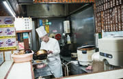 Στο μικρό του εστιατόριο στο Itabashi, αυτός ο άνθρωπος εργάζεται πίσω από τον ίδιο πάγκο, έξι ημέρες την εβδομάδα, τα τελευταία 46 χρόνια. Είπε πως θα μπορούσε να συνεχίσει για άλλα τόσα...