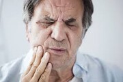 Μόλυνση. Αν έχετε κάποια τρύπα στο δόντι και δεν την έχετε προσέξει μπορεί να προχώρησε η φλεγμονή μέσα στο νεύρο. Επισκεφτήτε κάποιο οδοντίατρο επειγόντως.