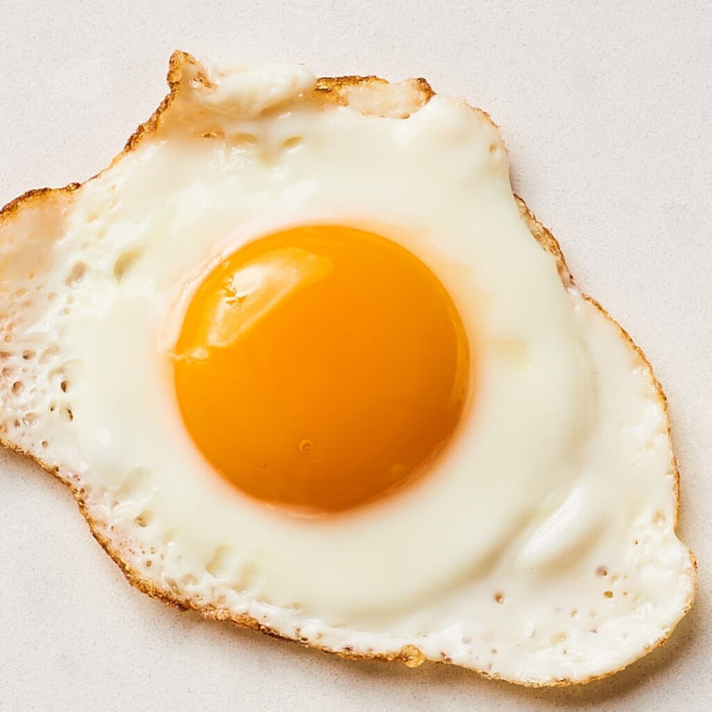 Ωμά αυγά: Ψυγείο: 3-5 εβδομάδες | Κατάψυξη: Μην τα καταψύχετε όπως είναι. Σπάστε τα και αναδεύστε τα (σαν τα φτιάχνατε ομελέτα) και στη συνέχεια καταψύξτε τα.

