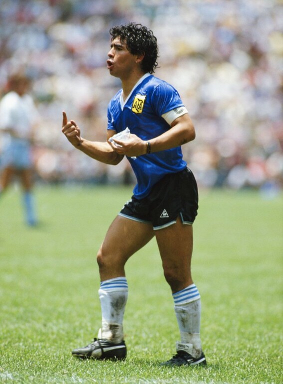 Ο θρύλος Diego Maradona βάζει γκολ στη μεγάλη οθόνη