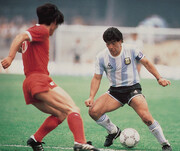 Ο θρύλος Diego Maradona βάζει γκολ στη μεγάλη οθόνη