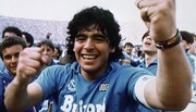 Ο θρύλος Diego Maradona βάζει γκολ στη μεγάλη οθόνη