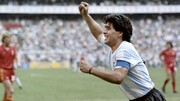 Ο θρύλος Diego Maradona βάζει γκολ στη μεγάλη οθόνη