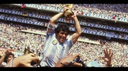 Ο θρύλος Diego Maradona βάζει γκολ στη μεγάλη οθόνη