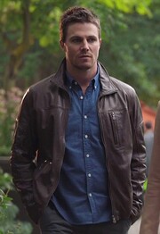 Oliver Queen (Stephen Amell), Arrow
