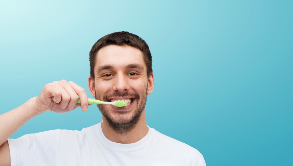 Μήπως χρησιμοποιείς πολύ καιρό την ίδια οδοντόβουρτσα;
Δεν κάνουμε τις σωστές κινήσεις

Πολλοί πιστεύουν πως το βούρτσισμα από μόνο του αρκεί για να εγγυηθεί την υγεία των δοντιών μας. Στην πραγματικότητα όμως, πρέπει να ακολουθούμε την κατάλληλη τεχνική βουρτσίσματος προκειμένου να είμαστε σίγουροι πως θα έχουμε το αποτέλεσμα που θέλουμε. Μπορεί να μην το γνώριζες αλλά οι οριζόντιες κινήσεις στα δόντια φέρονται να βλάπτουν το σμάλτο και τα ούλα. Αυτός είναι ο λόγος που πολλοί οδοντίατροι προτείνουν τις απαλές, κυκλικές κινήσεις.