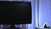 Ψεύτικο φως τηλεόρασης Αυτό το gadget είναι πραγματικά πανέξυπνο. Το Fake TV τοποθετείται σε ένα τραπεζάκι δίπλα στο παράθυρο και βγάζει ένα φως που μοιάζει με το φως της τηλεόρασης. Έτσι οι κλέφτες νομίζουν ότι βρίσκεστε μέσα στο σπίτι και παρακολουθείτε τηλεόραση ενώ εσείς μπορεί να πίνετε το αγαπημένο σας κοκτέιλ στη Σαντορίνη. Κοστίζει 25 ευρώ και μπορείτε να το αγοράσετε σε ηλεκτρονικά καταστήματα με είδη ασφάλειας σπιτιού.