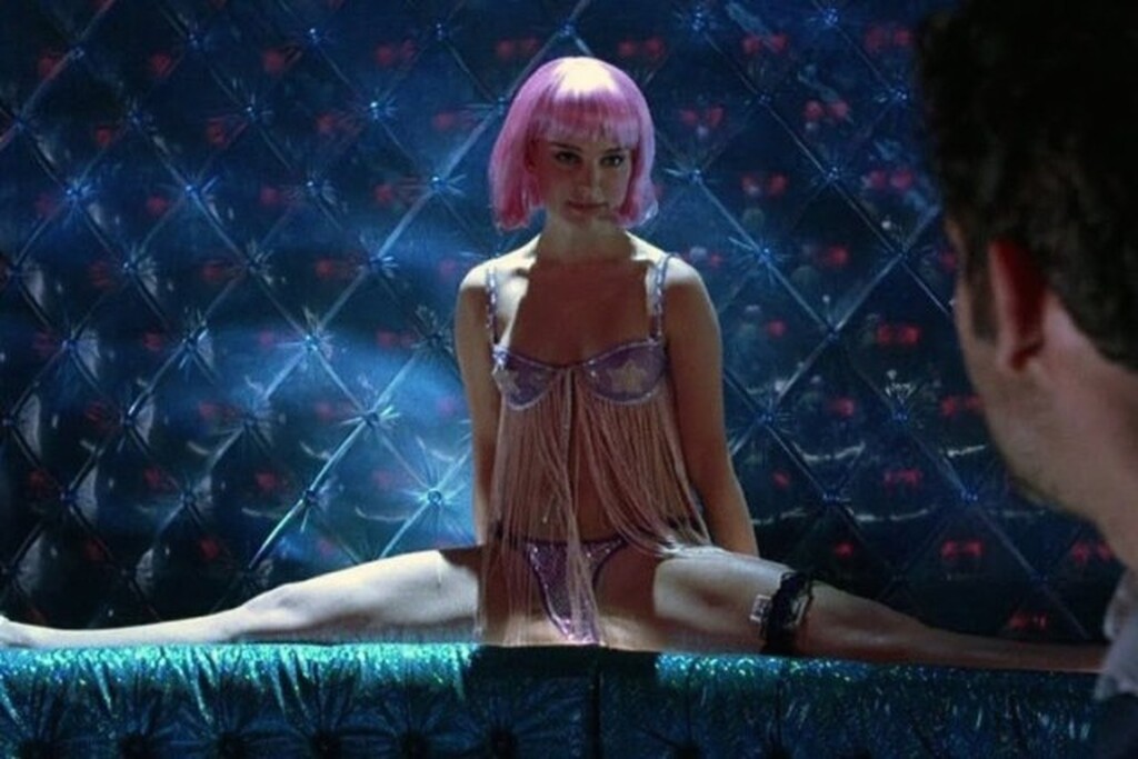Natalie Portman στο Closer (2004) Σίγουρα το πιο iconic look που έχει φορέσει η Natalie Portman σε ταινία. Η ροζ περούκα, τα μωβ εσώρουχα με τις παγέτες, τα αστέρια στο στήθος και η απασχόλησή της ως στρίπερ, απογειώνουν τις σκηνές της Alice. Και την ταινία! Οι 5 πιο sexy σκηνές με εσώρουχα στον κινηματογράφο