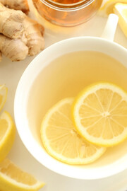 Πιες το ζεστό νερό με λεμόνι σε ένα απλό φλιτζάνι που πίνεις το τσάι σου. Γιατί το κάνεις αυτό;