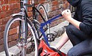 Μην αφήνετε το ποδήλατό σας στο ίδιο σημείο κάθε μέρα.
• Καταγράψτε τον αριθμού πλαισίου του ποδηλάτου σας, εφόσον υπάρχει.
• Κάντε κάποια τυχαία σημάδια που μπορούν να σας βοηθήσουν να αναγνωρίσετε το ποδήλατό σας, αν κλαπεί, κοντά στο τιμόνι, κάτω από το λαιμό της σέλας, πάνω ή κάτω από τα πεντάλ ή στην πίσω ρόδα.

