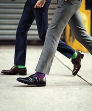 10. Τρύπιες/Κακής ποιότητας κάλτσες: Μπορεί να σου ακούγεται αστείο, αλλά ξέρεις πόσο κακό μπορείς να κάνεις στο ντύσιμό σου με το λάθος ζευγάρι κάλτσες; Δεν υπάρχει τίποτα χειρότερο από έναν καλοντυμένο άνδρα με τις λάθος κάλτσες. Don’t be THAT guy.