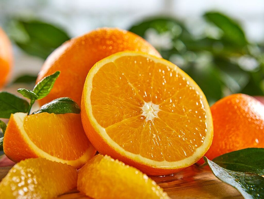 Ξεκίνα τα φρούτα: 

Ειδικότερα, όλα εκείνα που περιέχουν βιταμίνη C όπως πορτοκάλια, μανταρίνια, σαγκουίνι ή και γκρέιπφρουτ. Η οξύτητα των συγκεκριμένων φρούτων εμποδίζει την ανάπτυξη των βακτηριδίων στο στόμα, ενώ άλλα φρούτα όπως τα μήλα και τα αχλάδια που περιέχουν πολυφαινόλες καταστρέφουν εξίσου τα βακτήρια. Τώρα έχεις έναν ακόμη λόγο για να βάλεις τα φρούτα στη διατροφή σου. 
