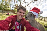 Αυτός ο τύπος βγάζει selfie μόνο με ζώα
