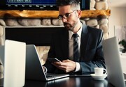ΔΙΔΥΜΟΙ:

Αν προσπαθήσεις να κλείσεις έναν Δίδυμο σε ένα γραφείο και να τον βάλεις να ασχοληθεί με μία τυπική, σταθερή εργασία,  όχι μόνο θα τον απογοητεύσεις, αλλά θα τον κάνεις να αισθάνεται δυστυχισμένος! Ο Δίδυμος είναι το ζώδιο της επικοινωνίας, της μετακίνησης και των ταξιδιών, δεν μπορεί λοιπόν σε καμία περίπτωση να ασχοληθεί με ένα επάγγελμα που τον εγκλωβίζει στους τέσσερις τοίχους ενός γραφείου! Με τον Ερμή να είναι ο κυβερνήτης του ζωδίου του, ο Δίδυμος θα μπορούσε να είναι καθηγητής και να μεταδίδει γνώση με έναν τρόπο πρωτοποριακό και απόλυτα επιτυχή! Κάλλιστα θα μπορούσε να είναι οδηγός, γιατί οι μετακινήσεις τον εξιτάρουν. Θα μπορούσε να κάνει οποιοδήποτε επάγγελμα που σχετίζεται με τα ταξίδια και τις μετακινήσεις – παράδειγμα: ξεναγός, αεροσυνοδός, πιλότος -! Επιπλέον ο Δίδυμος είναι ο ιδανικός άνθρωπος για πώληση. Έτσι λοιπόν θα μπορούσε άνετα να γίνει πωλητής, όπου θα ερχόταν και σε επαφή με τον κόσμο – κάτι που το λατρεύει- αλλά θα βρισκόταν διαρκώς και σε κίνηση!