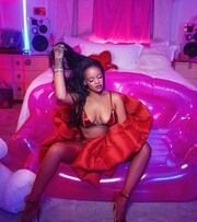 Θέλεις να δεις την Rihanna με κόκκινα εσώρουχα;